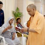 जनता दर्शन में मुख्यमंत्री योगी आदित्यनाथ ने की भावनात्मक अपील- परिवार सबसे बड़ी पूंजी, मिल-बैठकर हल करें पारिवारिक समस्याएं।